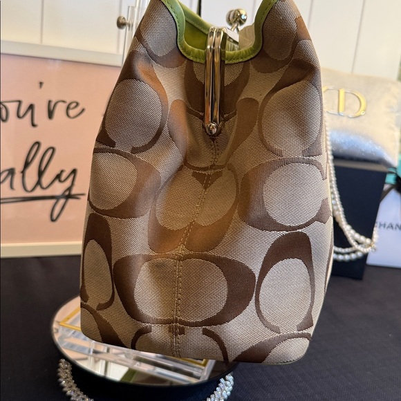 EUC Coach Signature Stripe Kisslock Tote Beige/Lime Green J0969-F13533 - Picture 3 of 15